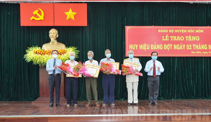 Lãnh đạo TP.HCM trao huy hiệu Đảng cho đảng viên lão thành - Ảnh 3.