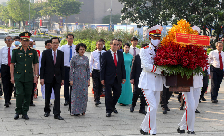 Lãnh đạo TP.HCM dâng hương tưởng niệm Chủ tịch Hồ Chí Minh - Ảnh 4.