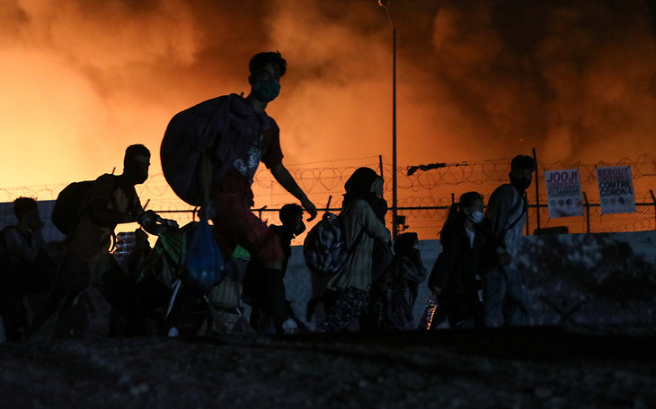 13.000 người tị nạn ở Hi Lạp ngủ ngoài đồng vì hỏa hoạn, EU vẫn loay hoay cách tiếp nhận