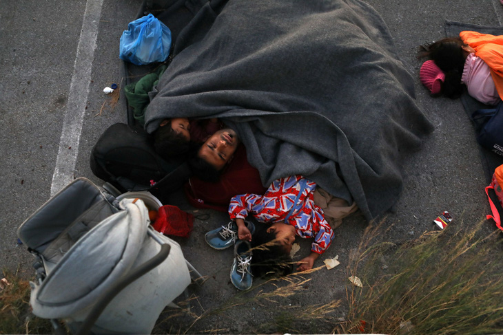 13.000 người tị nạn ở Hi Lạp ngủ ngoài đồng vì hỏa hoạn, EU vẫn loay hoay cách tiếp nhận - Ảnh 2.