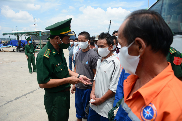 Hỗ trợ 25 ngư dân gặp nạn trên biển về quê Quảng Ngãi - Ảnh 2.