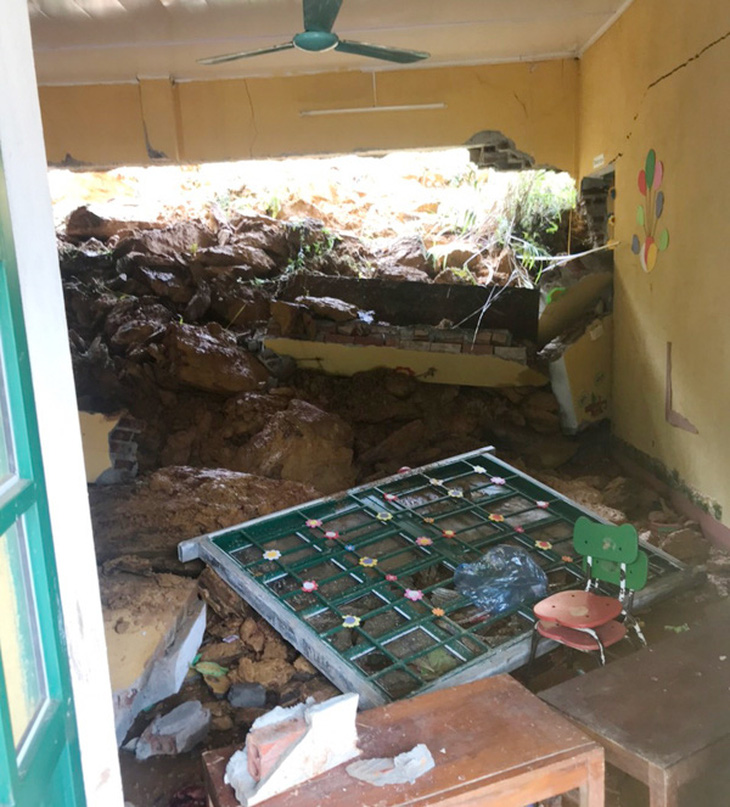 Bốn trường học ở Lào Cai bị đổ tường, đất đá tràn vào lớp - Ảnh 2.