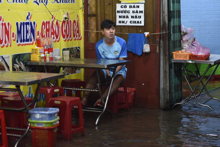 TP.HCM mưa liên tục nhiều giờ, dân bì bõm lội nước trên hàng loạt tuyến đường - Ảnh 9.