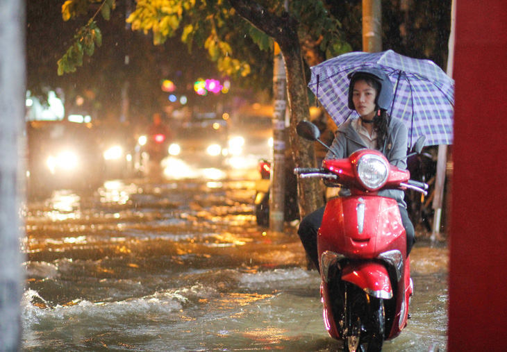 TP.HCM mưa liên tục nhiều giờ, dân bì bõm lội nước trên hàng loạt tuyến đường - Ảnh 4.