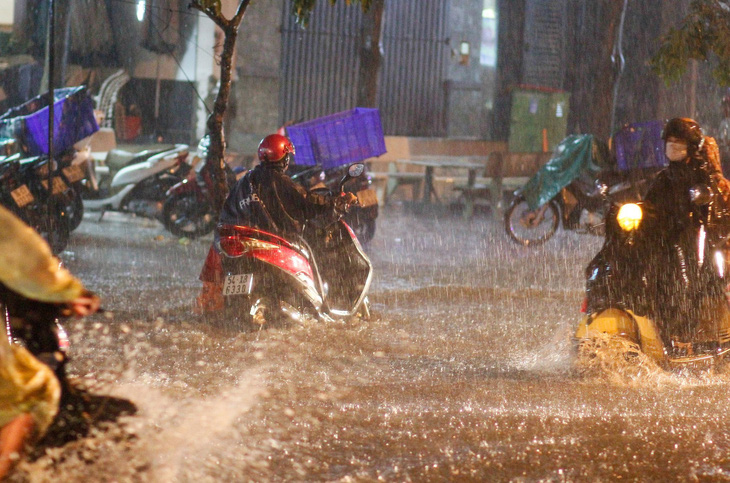 TP.HCM mưa liên tục nhiều giờ, dân bì bõm lội nước trên hàng loạt tuyến đường - Ảnh 6.