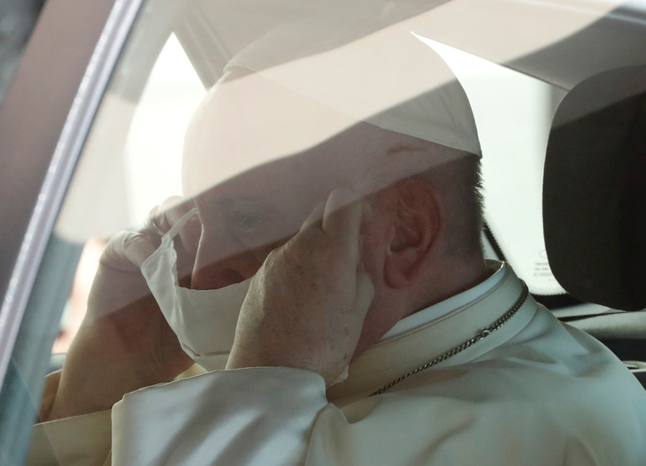 Giáo hoàng Francis tiếp xúc với hồng y mắc COVID-19 - Ảnh 1.