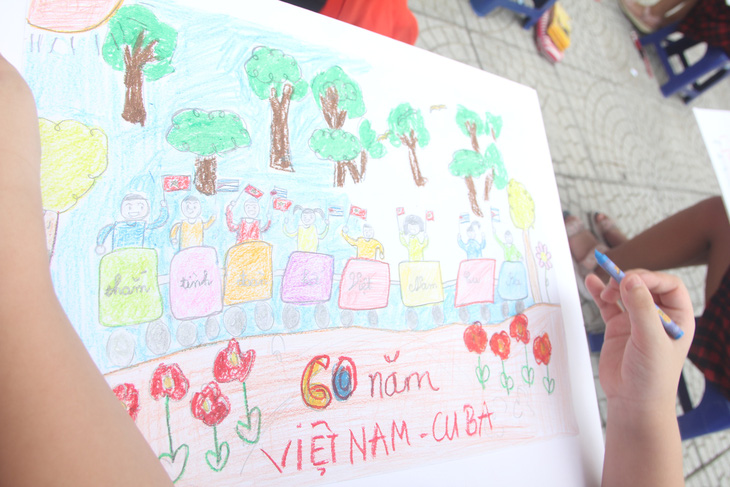 In sách ảnh Việt Nam - Cuba thắm tình đoàn kết từ tranh thiếu nhi - Ảnh 4.