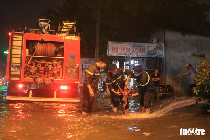 TP.HCM ứng cứu khẩn cấp trạm điện bị nước xâm nhập sau mưa lớn - Ảnh 1.