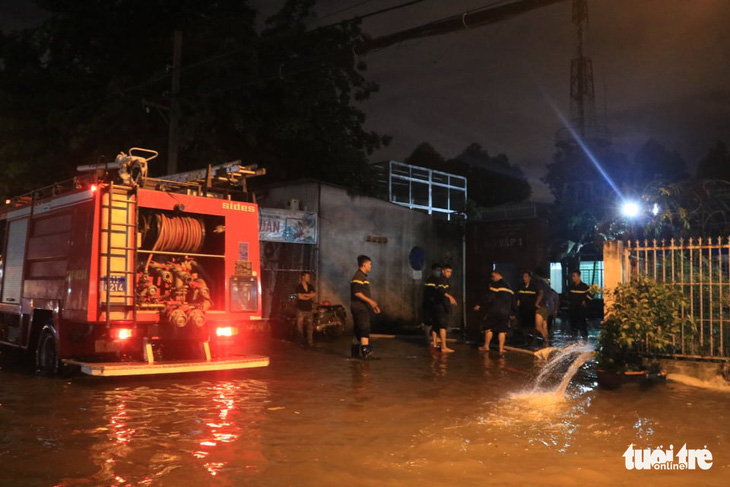 TP.HCM ứng cứu khẩn cấp trạm điện bị nước xâm nhập sau mưa lớn - Ảnh 4.