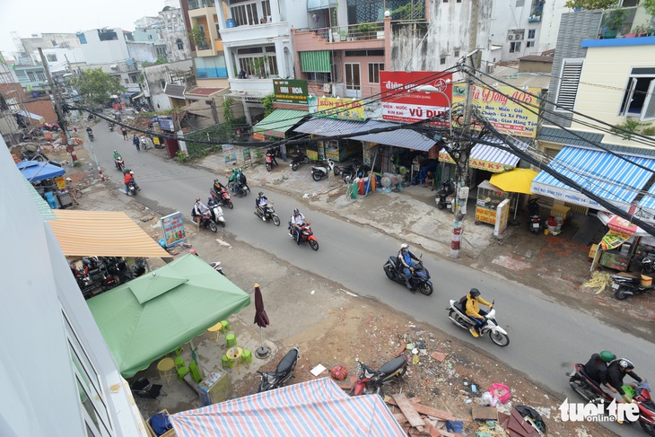 Các hộ dân tháo dỡ nhà, mở rộng nút cổ chai đường Bùi Đình Túy - Ảnh 4.