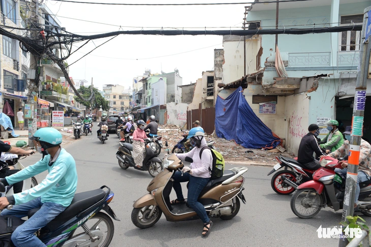 Các hộ dân tháo dỡ nhà, mở rộng nút cổ chai đường Bùi Đình Túy - Ảnh 1.