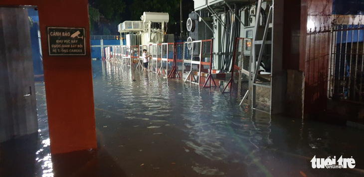 TP.HCM ứng cứu khẩn cấp trạm điện bị nước xâm nhập sau mưa lớn - Ảnh 3.