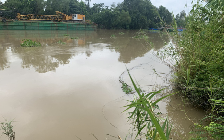 Chìm ghe chở 45 tấn gạo trên sông Cổ Cò