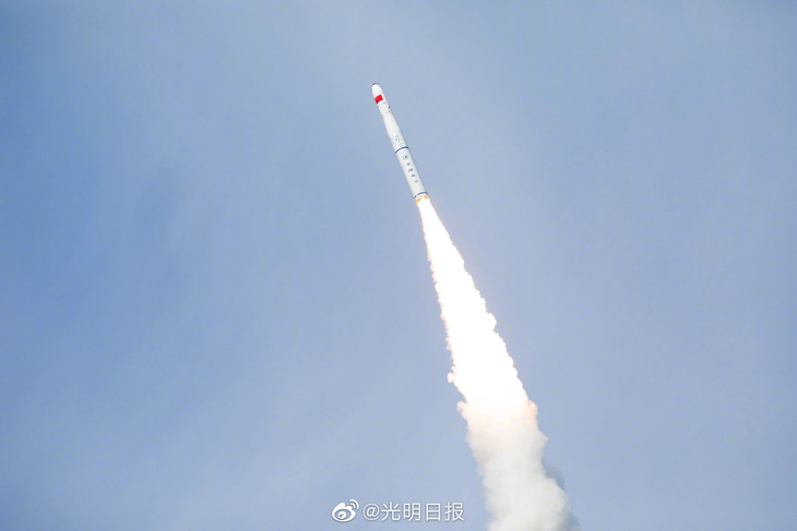 Trung Quốc phóng 9 vệ tinh viễn thám từ bệ phóng trên biển - Ảnh 3.