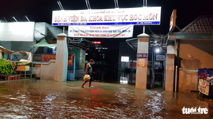 Đêm cấp cứu trong nước ngập lênh láng ở Bệnh viện Hóc Môn - Ảnh 4.