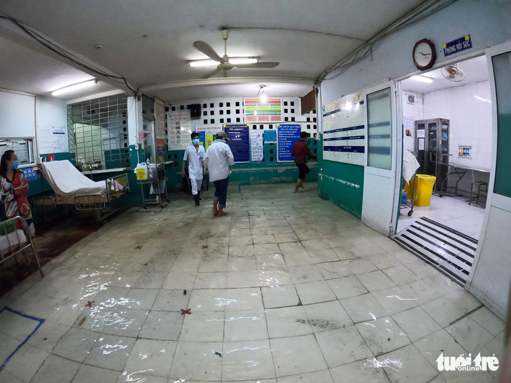 Đêm cấp cứu trong nước ngập lênh láng ở Bệnh viện Hóc Môn - Ảnh 6.