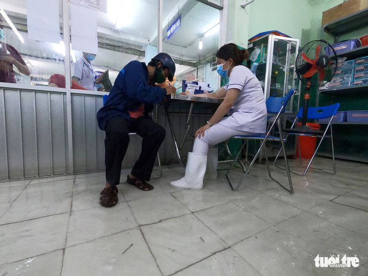 Đêm cấp cứu trong nước ngập lênh láng ở Bệnh viện Hóc Môn - Ảnh 7.