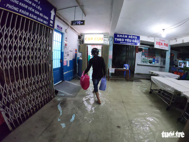 Đêm cấp cứu trong nước ngập lênh láng ở Bệnh viện Hóc Môn - Ảnh 10.