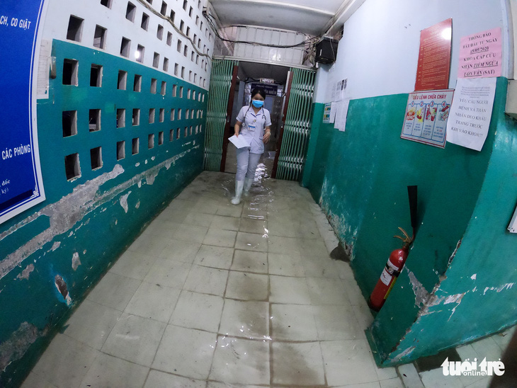 Đêm cấp cứu trong nước ngập lênh láng ở Bệnh viện Hóc Môn - Ảnh 2.