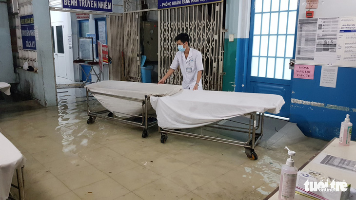 Đêm cấp cứu trong nước ngập lênh láng ở Bệnh viện Hóc Môn - Ảnh 11.