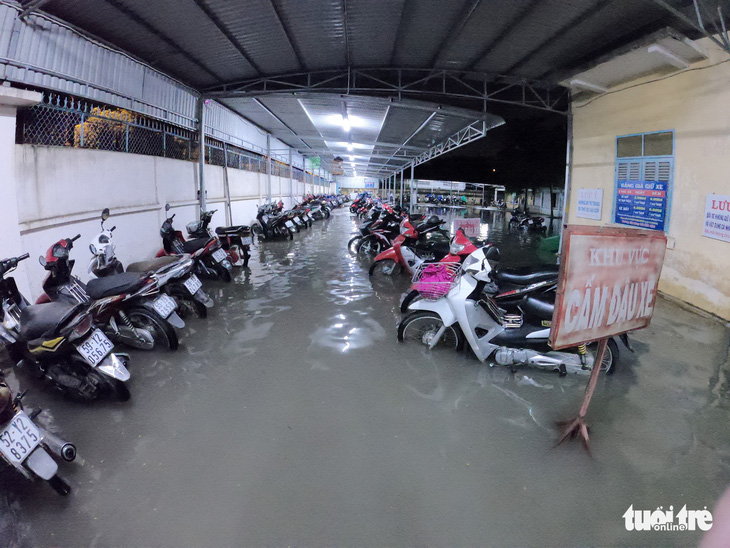 Đêm cấp cứu trong nước ngập lênh láng ở Bệnh viện Hóc Môn - Ảnh 12.
