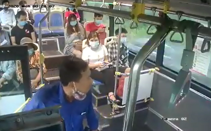 Phạt hành khách nhổ nước bọt vào nhân viên xe buýt 300.000 đồng