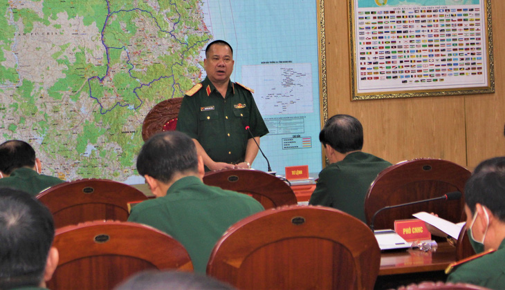 Tư lệnh Quân khu 5 trung tướng Nguyễn Long Cáng chỉ đạo ứng phó với bão số 5 - Ảnh: B.D