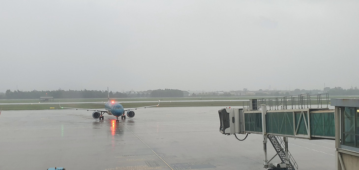 Sân bay Chu Lai, Đà Nẵng, Phú Bài tạm dừng từ 18-9 do bão số 5 - Ảnh 1.
