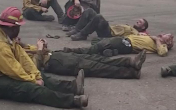 Lính cứu hỏa Mỹ ca hát sau 14 giờ kiệt sức chống chọi cháy rừng