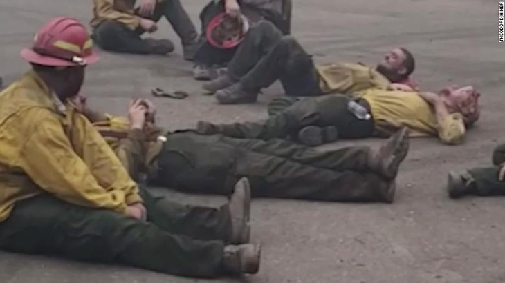 Lính cứu hỏa Mỹ ca hát sau 14 giờ kiệt sức chống chọi cháy rừng - Ảnh 1.