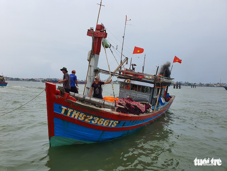 Cảng cá lớn nhất Thừa Thiên Huế hối hả trước giờ bão vào - Ảnh 2.
