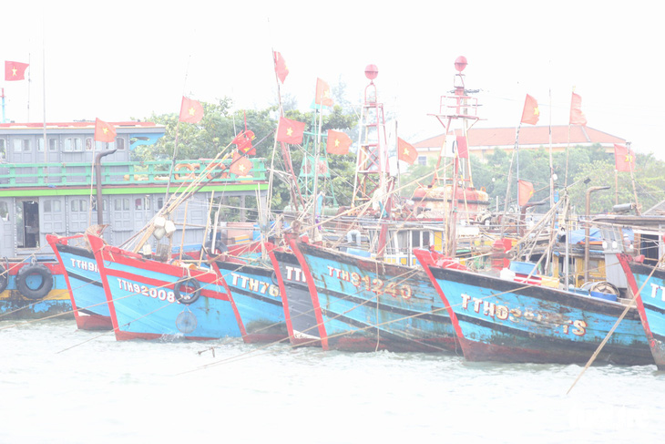 Cảng cá lớn nhất Thừa Thiên Huế hối hả trước giờ bão vào - Ảnh 8.