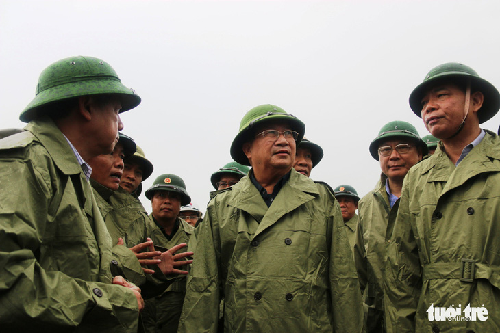 Phó thủ tướng Trịnh Đình Dũng: Phải đảm bảo an toàn cho người dân trước, trong và sau bão - Ảnh 1.