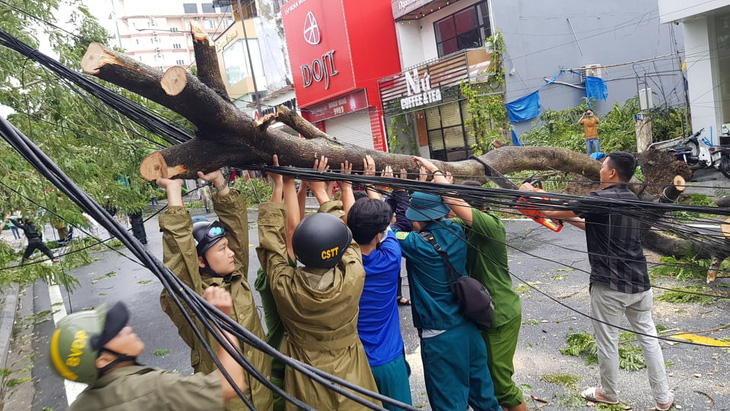 Bão số 5: Đà Nẵng chèn bao cát ngăn nước vào nhà, Huế có 14 người bị thương - Ảnh 7.