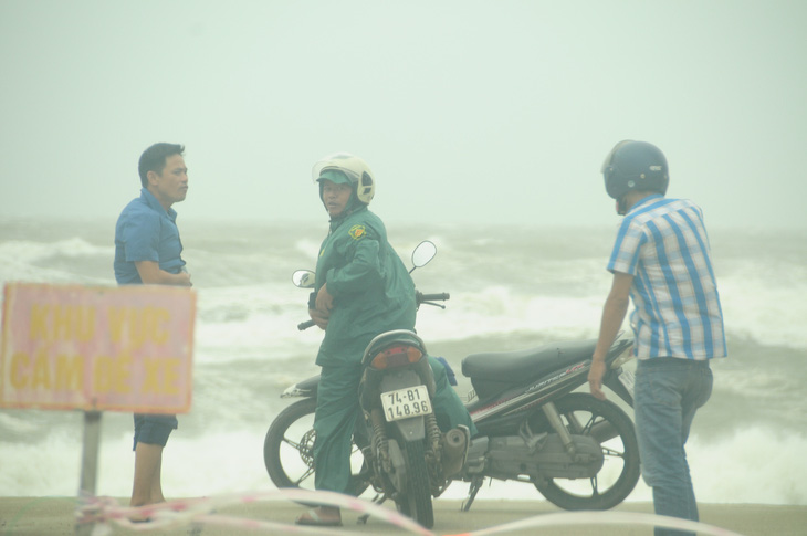 Bão số 5 vào Quảng Bình - Thừa Thiên Huế, suy yếu thành áp thấp nhiệt đới - Ảnh 6.