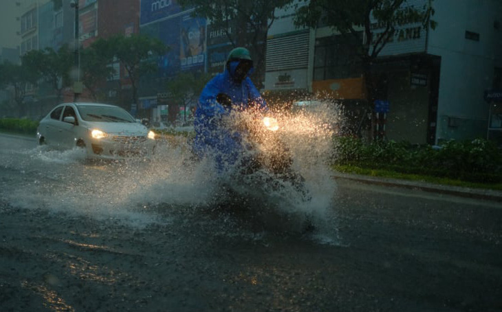 Miền Trung mưa lớn kèm sấm chớp, đường Đà Nẵng ngập, Huế đã có thiệt hại
