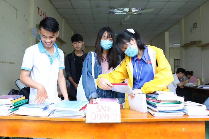 Giảng viên, cựu sinh viên góp sách tặng sinh viên vào năm học mới - Ảnh 2.