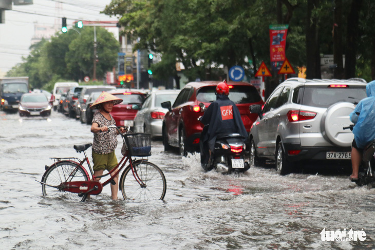 Mưa lớn, nhiều tuyến phố TP Vinh ngập nặng, xe cộ tắc cả tiếng - Ảnh 6.