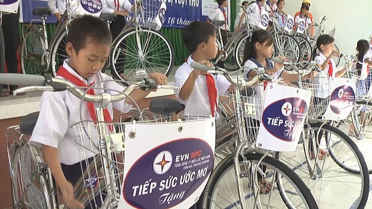 EVN SPC trao tặng nhà tình nghĩa, xe đạp, tập vở cho người dân Long An - Ảnh 2.