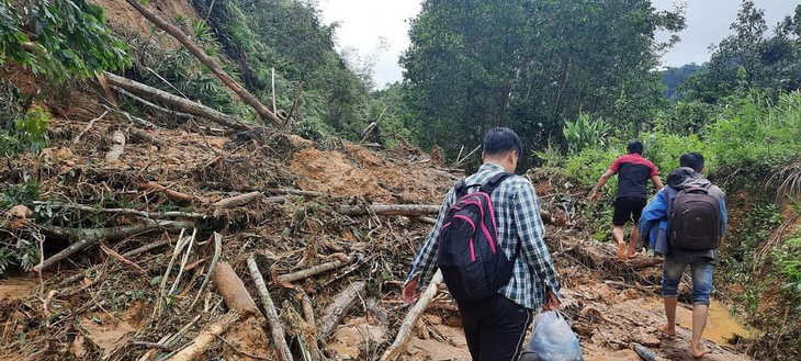 Quảng Nam: Lũ quét gây thiệt hại nặng cho miền núi, hơn 130 điểm sạt lở đường - Ảnh 3.