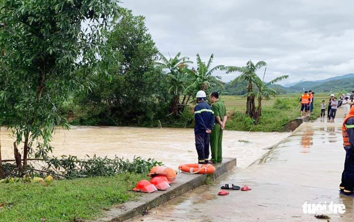 Đi qua đập tràn và sửa trạm cân ngập nước sau bão, 2 người tử vong - Ảnh 1.