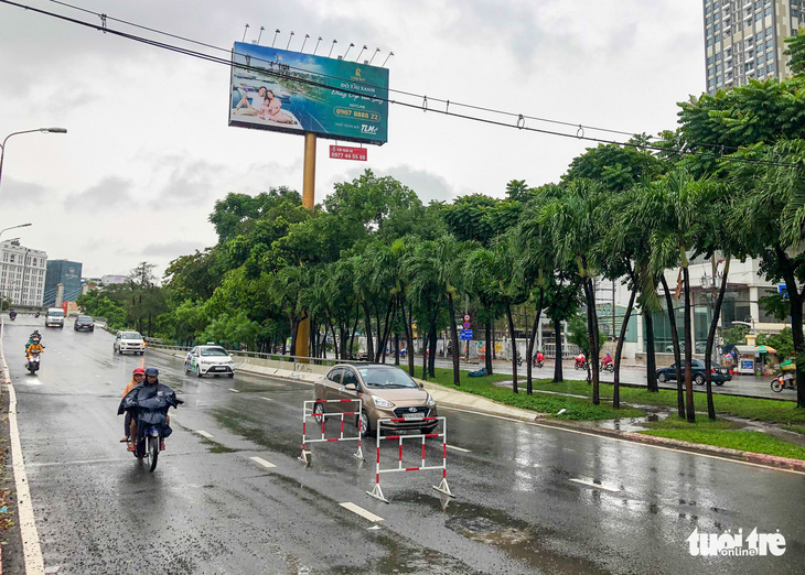 Đổ dốc cầu vượt gặp ngay hố lún, nhiều người đi xe máy té ngã - Ảnh 4.