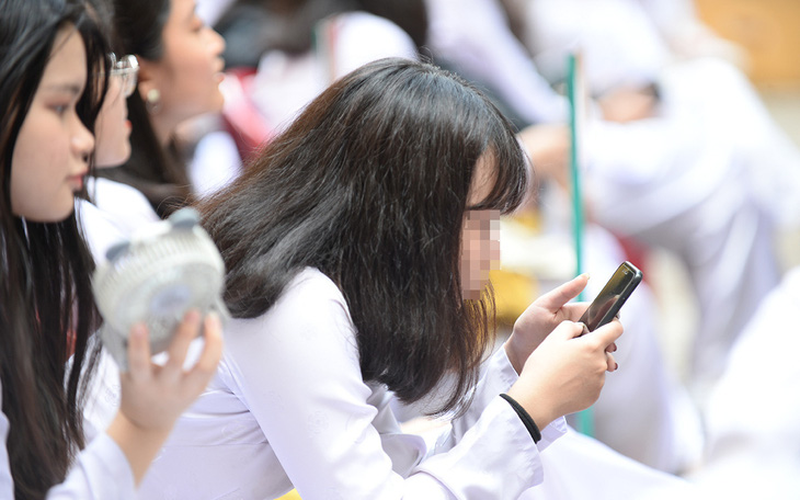 Tranh cãi ở các nước về việc cho học sinh dùng điện thoại trong lớp