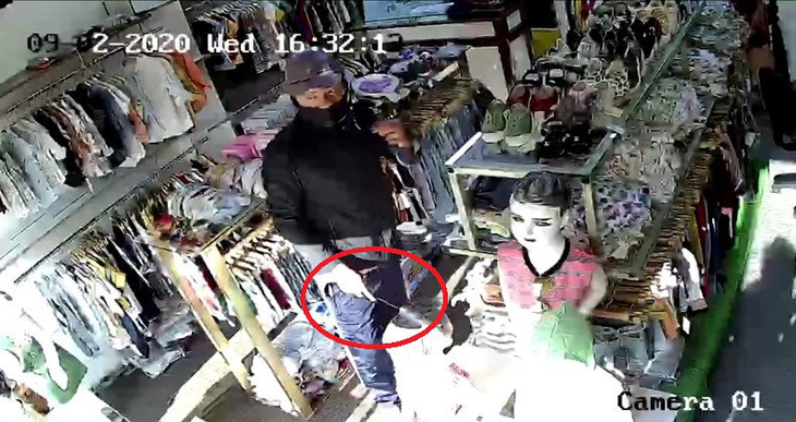 Vụ cướp tại shop đồ trẻ em: Nghi phạm dọa giết nếu dám đuổi theo, kêu cứu - Ảnh 2.