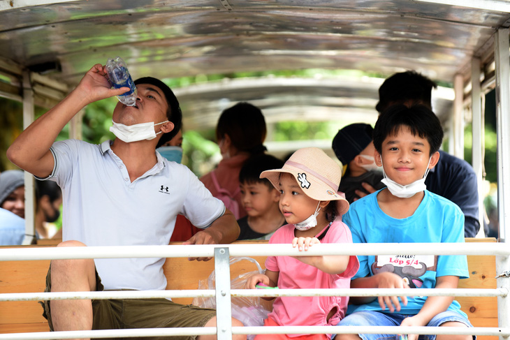 Nhiệt độ miền Nam đạt 38 độ C, mưa trái mùa không đủ ‘giải khát’ - Ảnh 1.