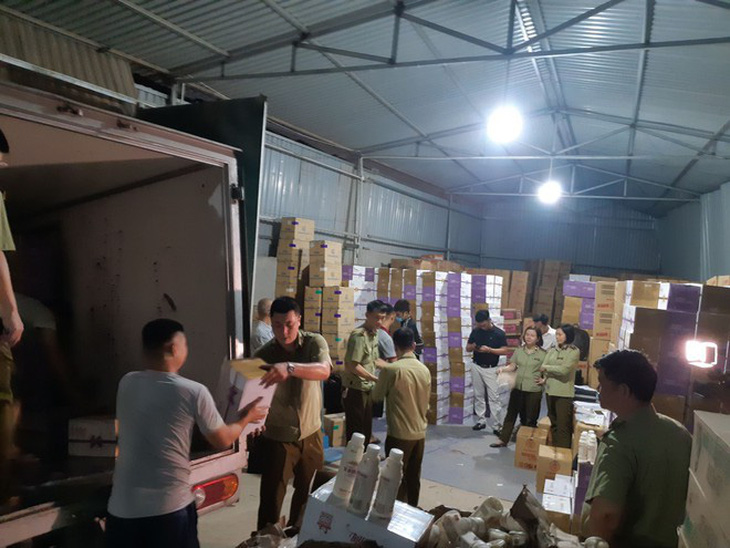Tạm giữ hơn 10.000 chai sữa chua do Trung Quốc sản xuất - Ảnh 2.