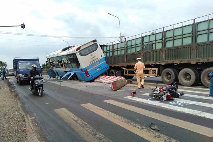 Xe khách ‘lùa’ hai xe máy rồi lao lên dải phân cách - Ảnh 1.