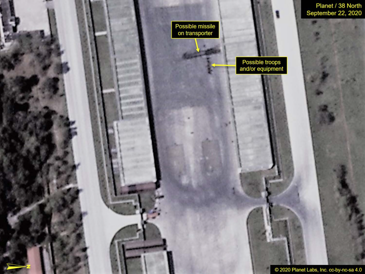 Ảnh vệ tinh phát hiện xe chở tên lửa đạn đạo cỡ lớn ở Triều Tiên - Ảnh 1.