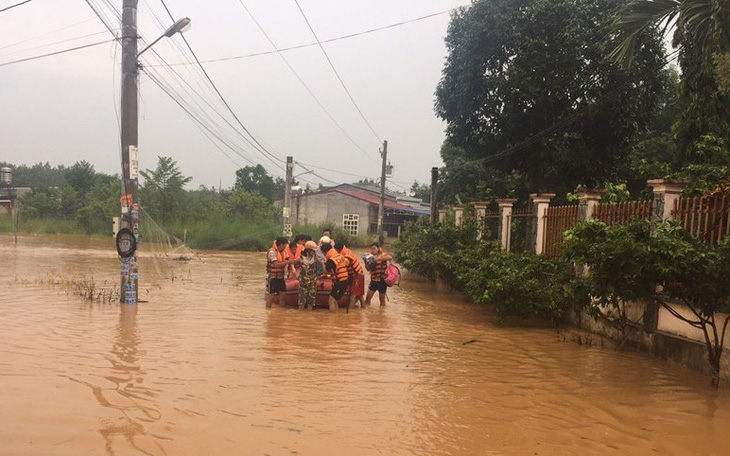 Tường rào trường học đổ sập sau trận mưa lớn - Ảnh 3.