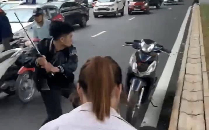 Sau va chạm với bà bầu, nam thanh niên cầm gậy dọa đánh người đi đường, vụt nát đầu xe máy